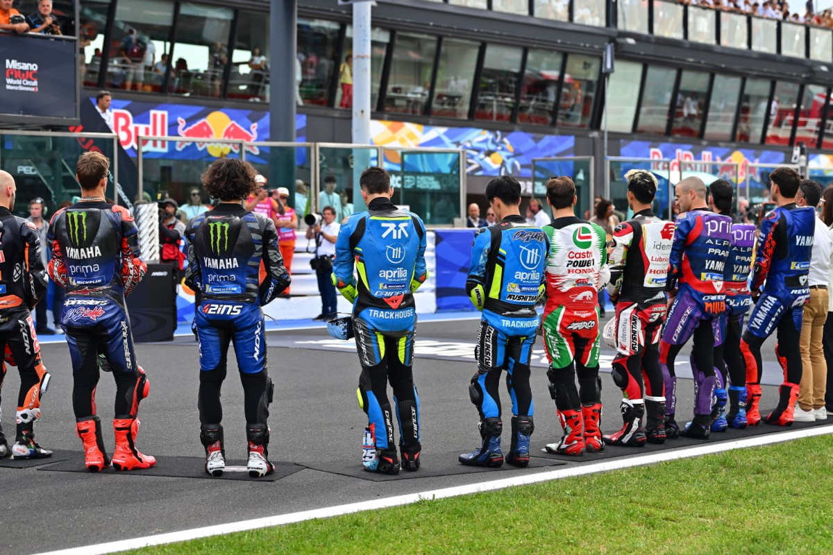 Новая предстартовая процедура MotoGP: школьная линейка для исполнения гимна Новая предстартовая процедура MotoGP: школьная линейка для исполнения гимна