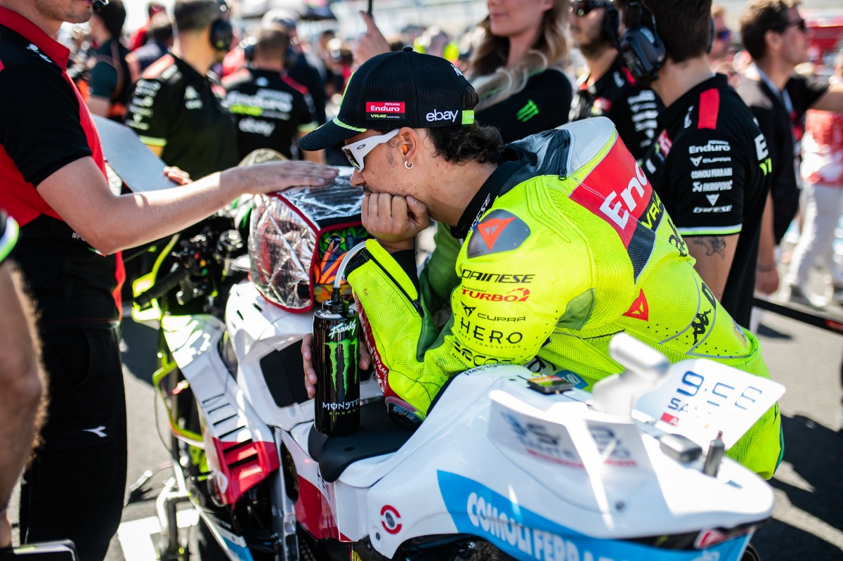 На лице Френки давно нет улыбки На лице Френки давно нет улыбки