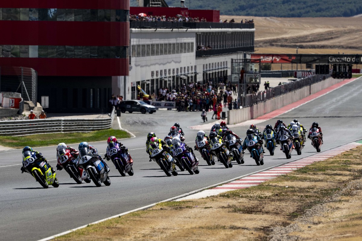 На ESBK Moto4 полная стартовая решетка На ESBK Moto4 полная стартовая решетка