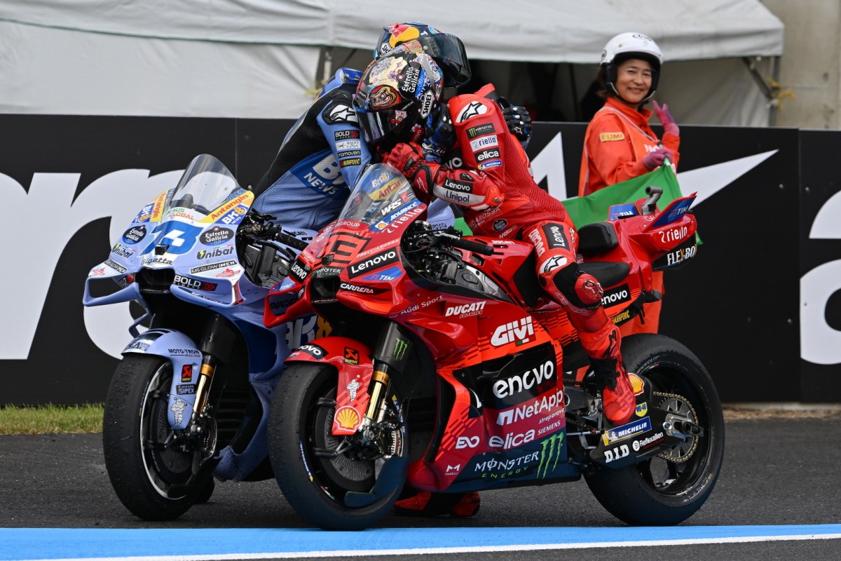 Алекс и Марк Маркесы после финиша Гран-При Японии Алекс и Марк Маркесы после финиша Гран-При Японии