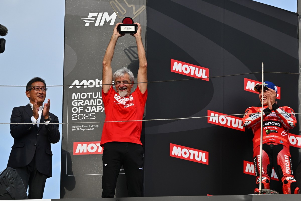 Даль'Инья получает очередной кубок для Ducati из рук бывшего президента HRC Тетсуо Судзуки Даль'Инья получает очередной кубок для Ducati из рук бывшего президента HRC Тетсуо Судзуки