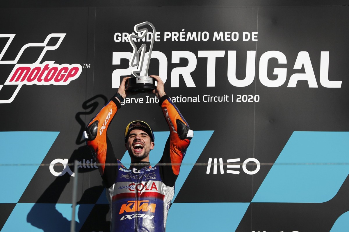 Мигель Оливера, победитель Гран-При Португалии MotoGP 2020 года Мигель Оливера, победитель Гран-При Португалии MotoGP 2020 года