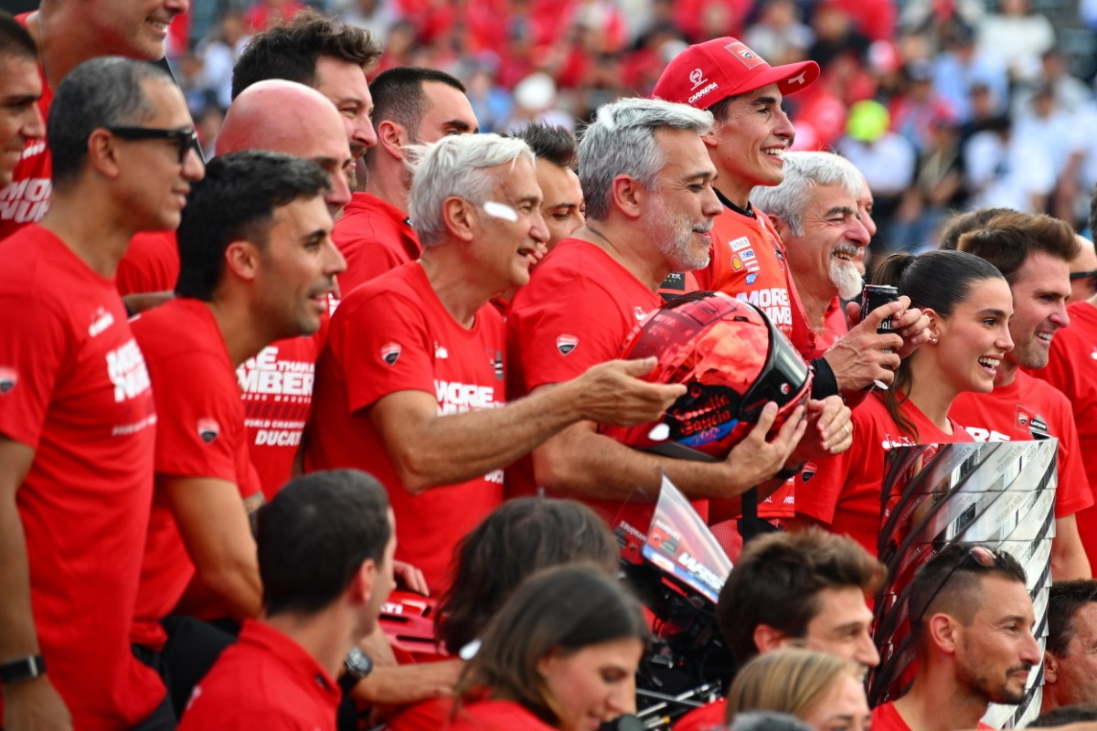 Празднования взятия титула Маркесом в Мотеги Празднования взятия титула Маркесом в Мотеги