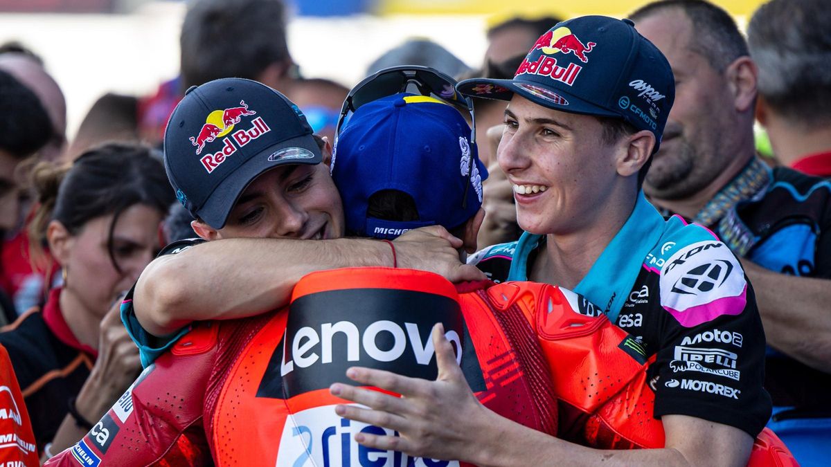 Давид Алонсо и Макс Килес поздравляют Марка Маркеса с очередной победой в MotoGP Давид Алонсо и Макс Килес поздравляют Марка Маркеса с очередной победой в MotoGP