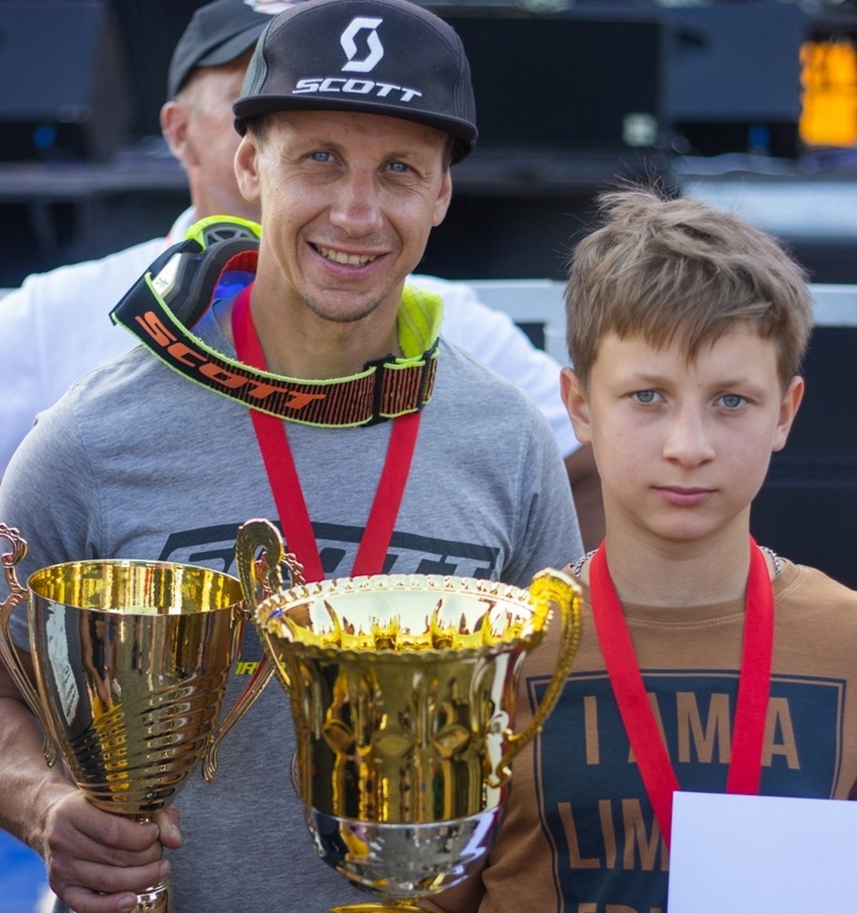 Легенда мотогонок на льду Дмитрий Хомицевич с сыном Максимом Легенда мотогонок на льду Дмитрий Хомицевич с сыном Максимом