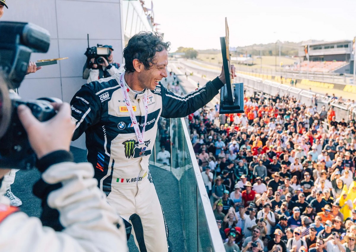 Валентино Росси на подиуме Bathurst 12 Hours Валентино Росси на подиуме Bathurst 12 Hours