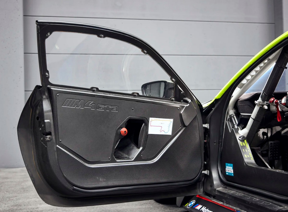 BMW M4 GT3 Валентино Росси выставлен на продажу BMW M4 GT3 Валентино Росси выставлен на продажу