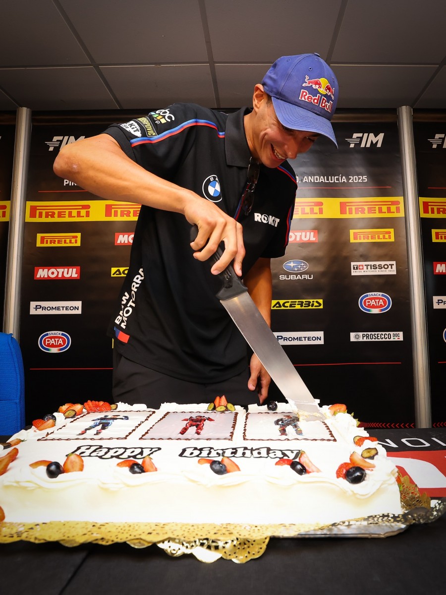 Топрак Разгатлиоглу празднует 29-летие Топрак Разгатлиоглу празднует 29-летие