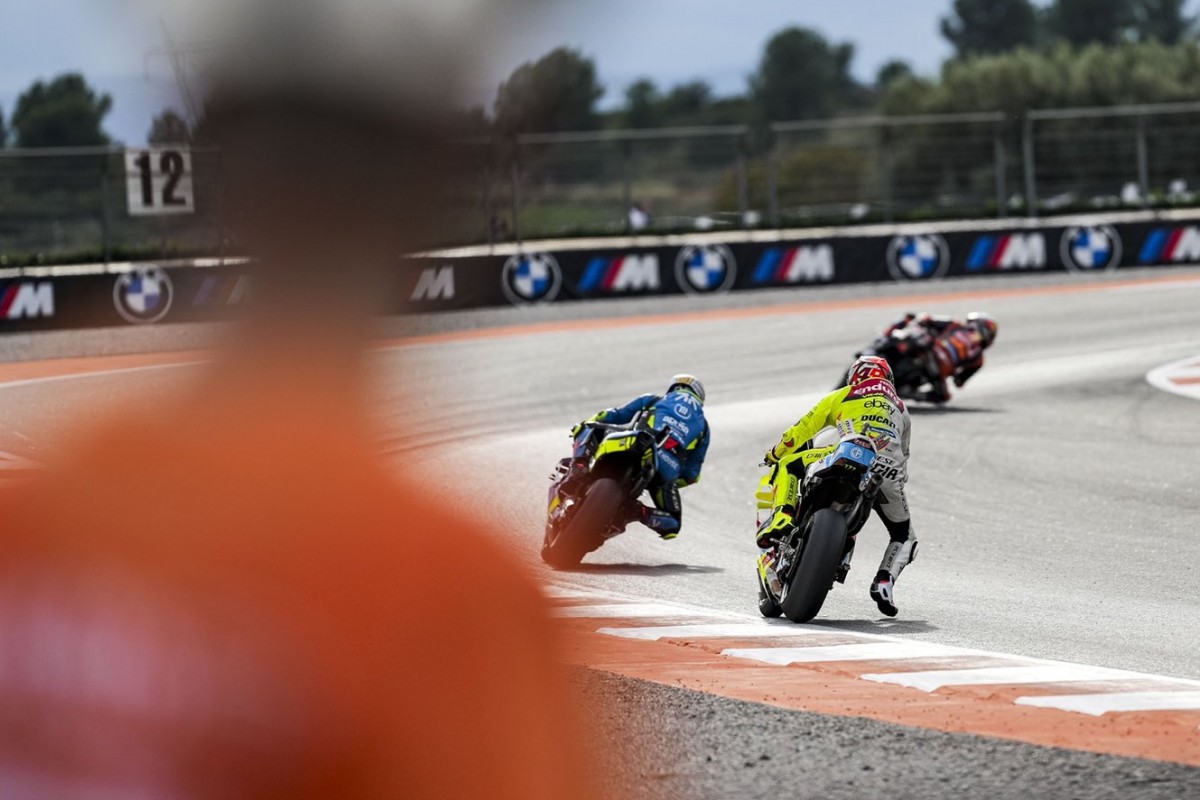 Ди Джианантонио прошел Рауля Фернандеса под конец гонки Ди Джианантонио прошел Рауля Фернандеса под конец гонки