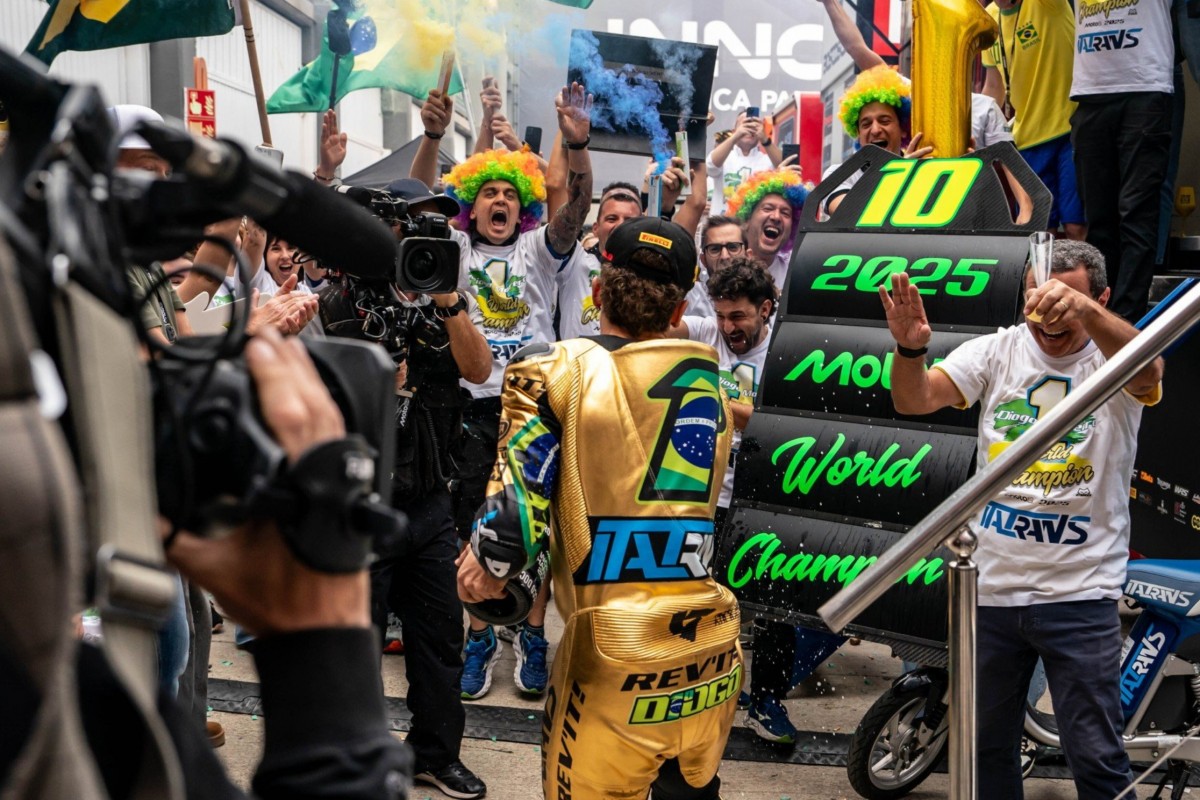 Диого Морейра стал чемпионом Moto2 - первым чемпионом МотоГП родом из Бразилии под номером 10 Диого Морейра стал чемпионом Moto2 - первым чемпионом МотоГП родом из Бразилии под номером 10