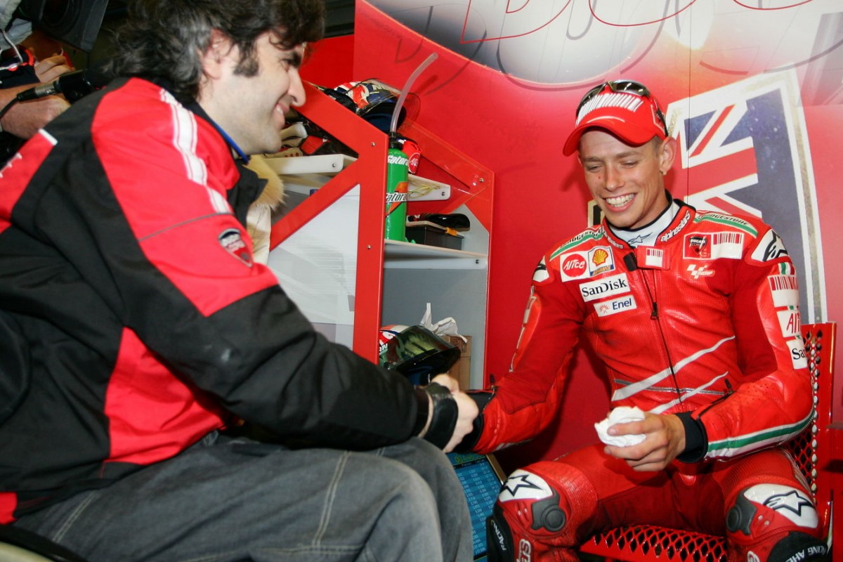 Кейси Стоунер и разработчик Ducati Desmosedici Филиппо Прециози (2008) Кейси Стоунер и разработчик Ducati Desmosedici Филиппо Прециози (2008)