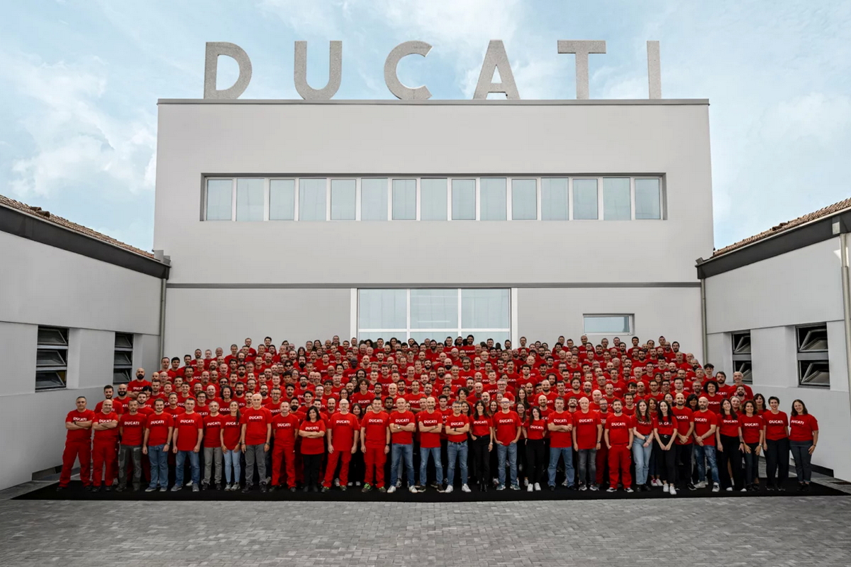 Коллектив Ducati на одном фото Коллектив Ducati на одном фото