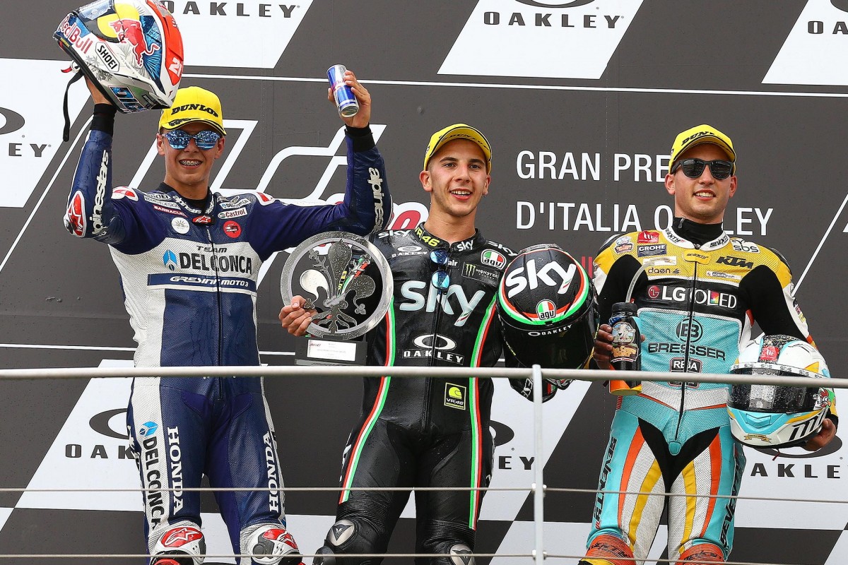 Андреа Миньо возглавляет подиум Гран-При Италии Moto3 2017 года Андреа Миньо возглавляет подиум Гран-При Италии Moto3 2017 года