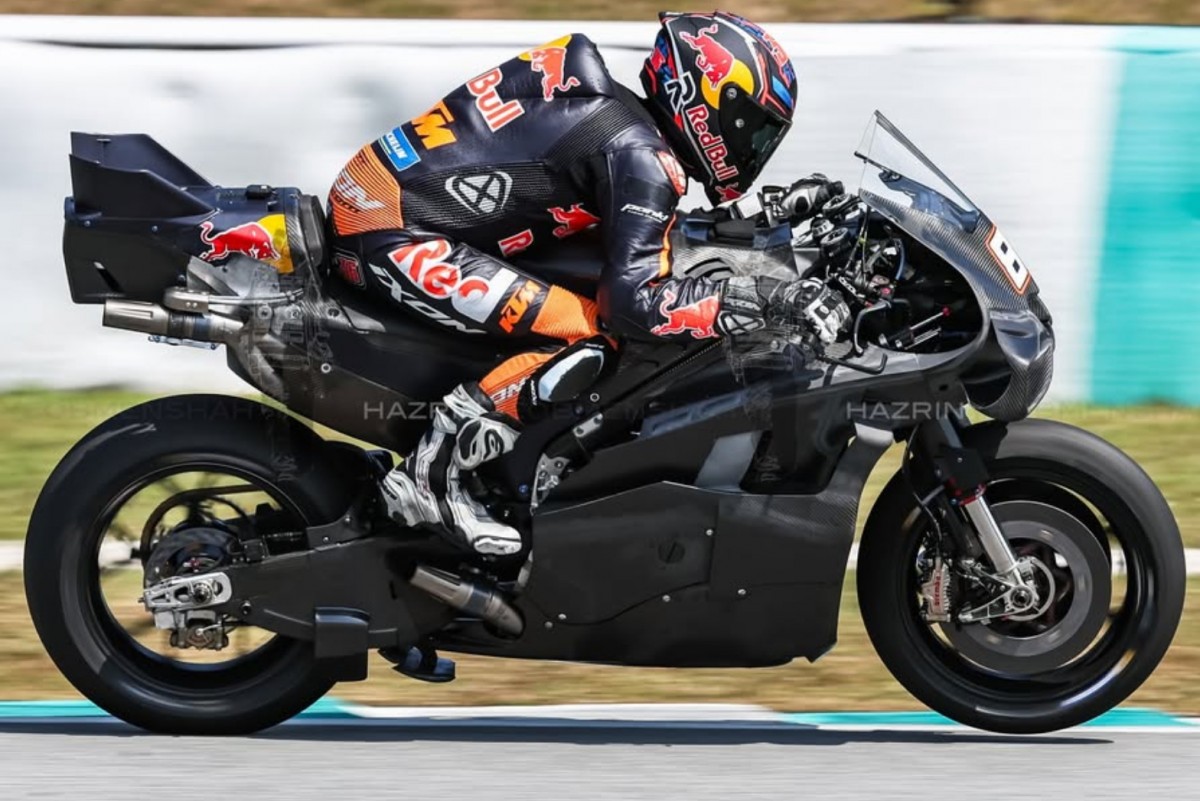 Мика Каллио тестирует 850-кубовый KTM RC16 на шейкдауне MotoGP в Сепанге Мика Каллио тестирует 850-кубовый KTM RC16 на шейкдауне MotoGP в Сепанге