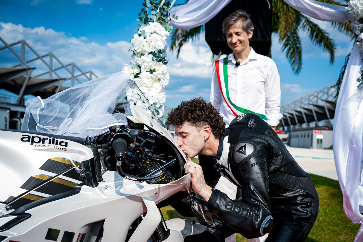 Марко Беццекки заключил новый союз с Aprilia Racing Марко Беццекки заключил новый союз с Aprilia Racing