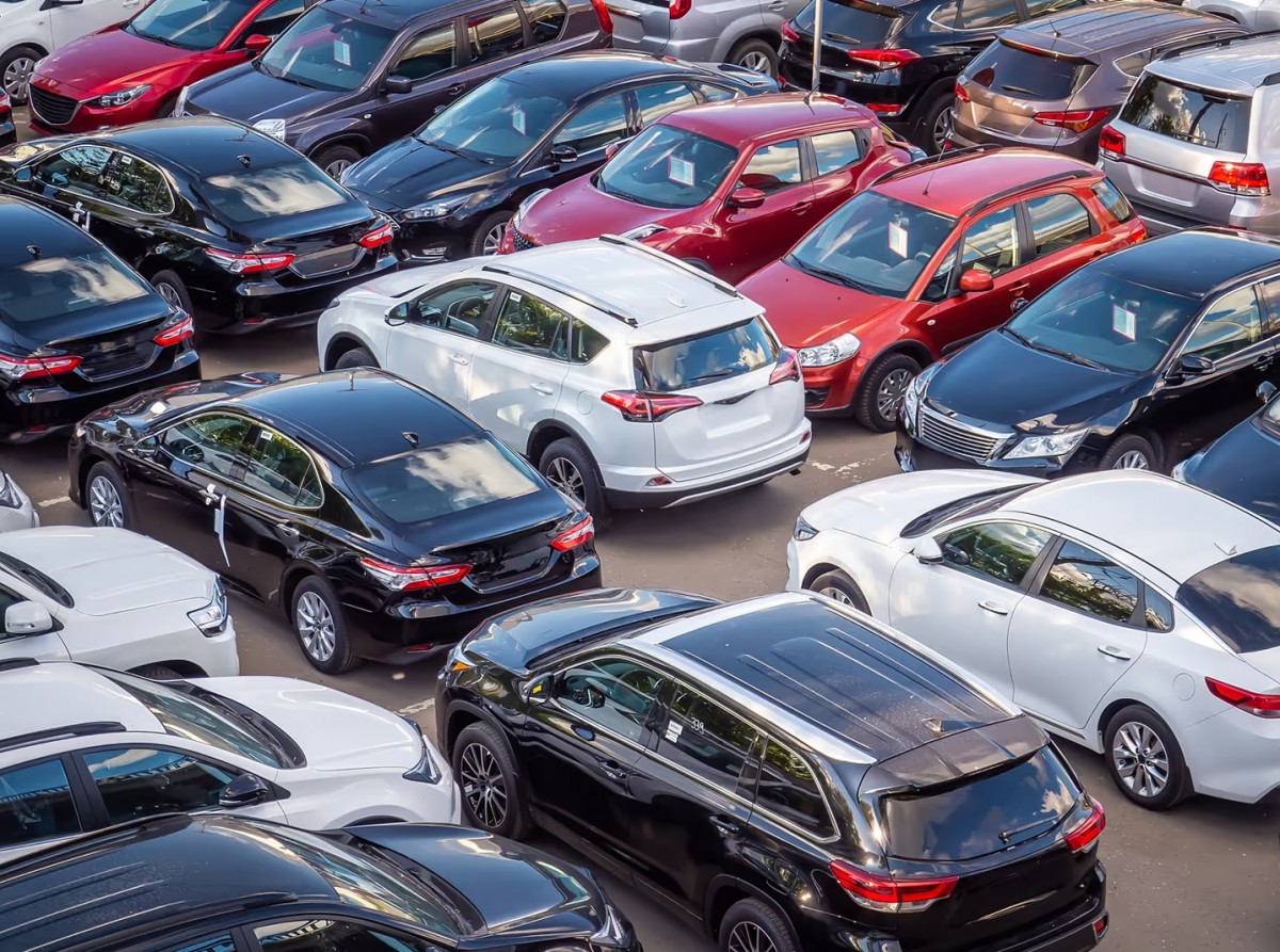 Японские автомобили на дилерской парковке (Adobe Stock) Японские автомобили на дилерской парковке (Adobe Stock)