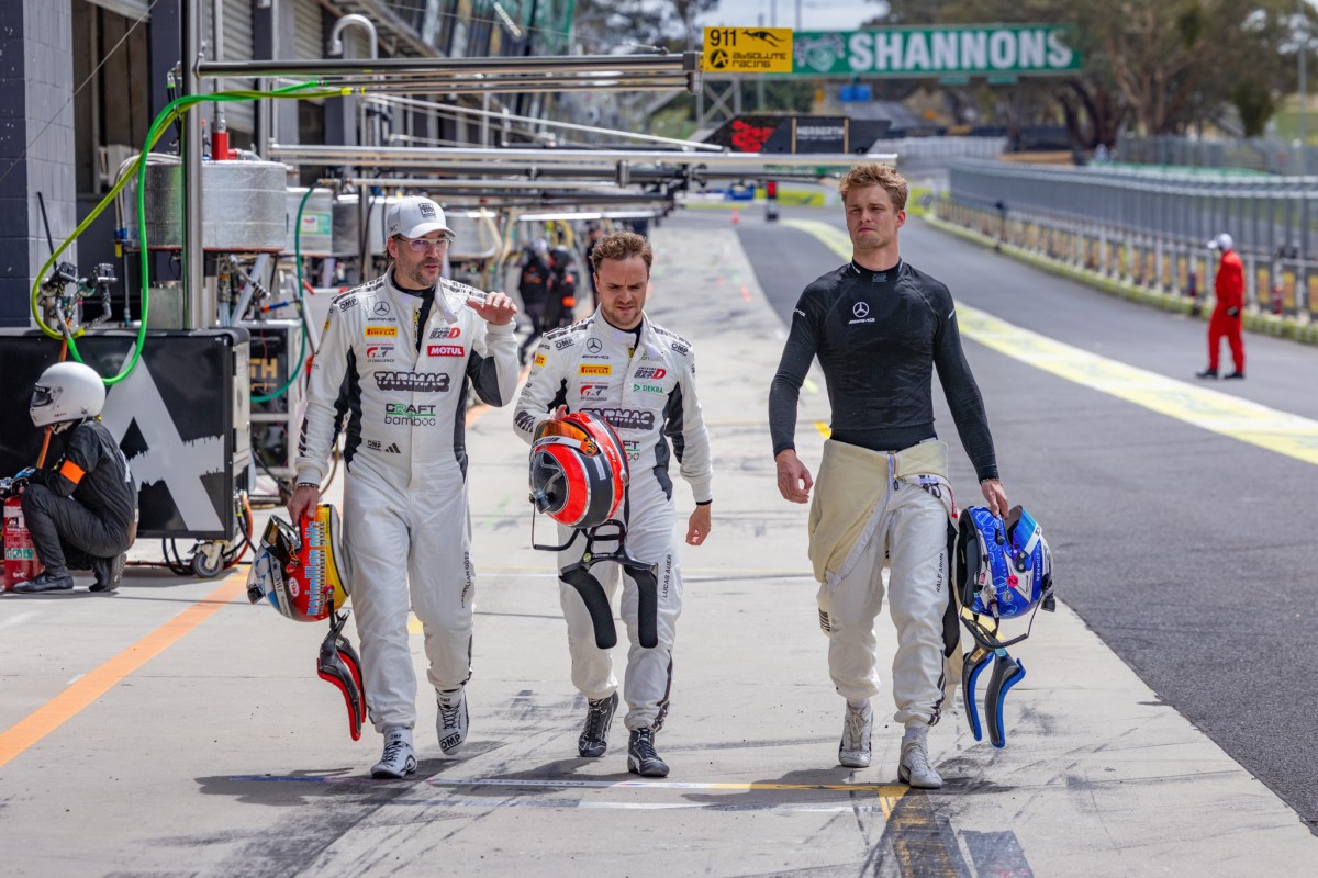 Экипаж Mercedes-AMG #77 перед гонкой Экипаж Mercedes-AMG #77 перед гонкой