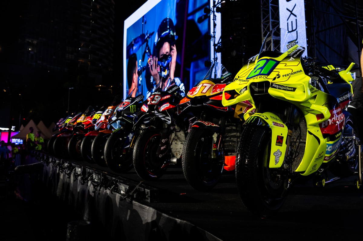 Парад команд MotoGP в Куала-Лумпуре Парад команд MotoGP в Куала-Лумпуре