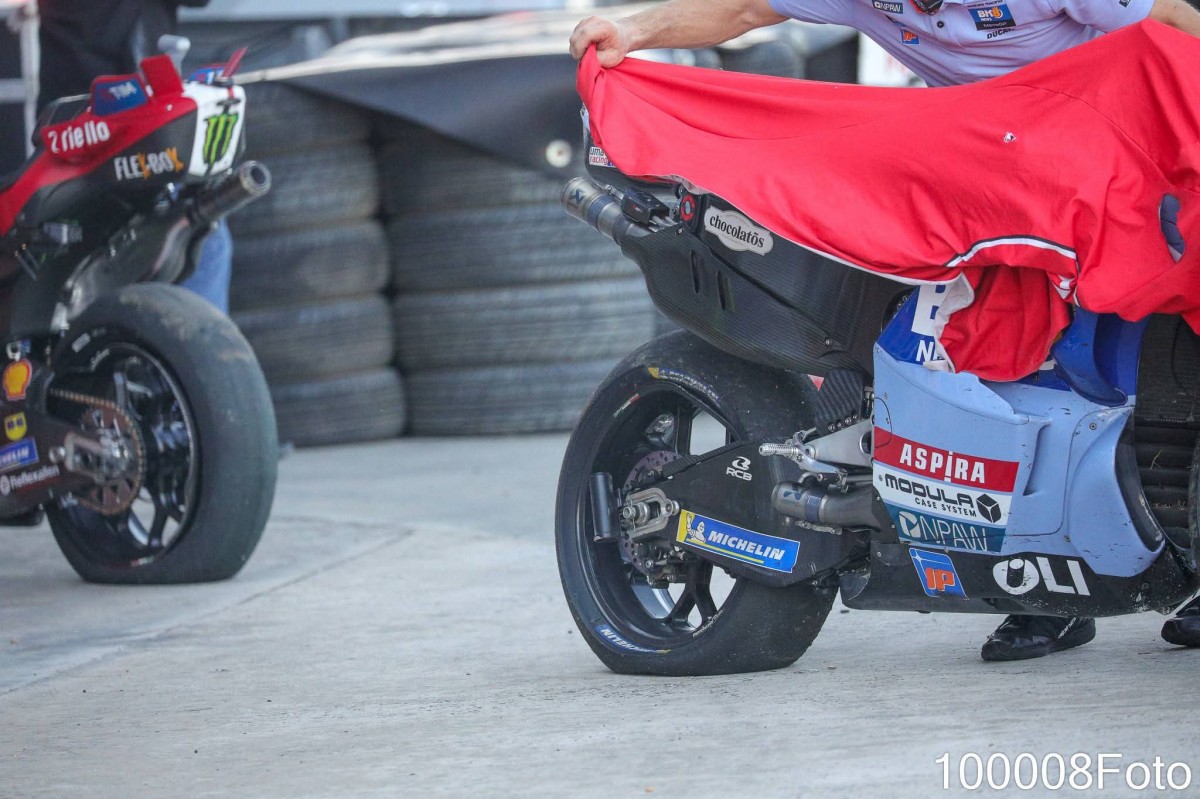Тайский блогер снял стоящие у Технической дирекции MotoGP Ducati Марка и Алекса Маркеса - оба с поврежденными колесами Тайский блогер снял стоящие у Технической дирекции MotoGP Ducati Марка и Алекса Маркеса - оба с поврежденными колесами