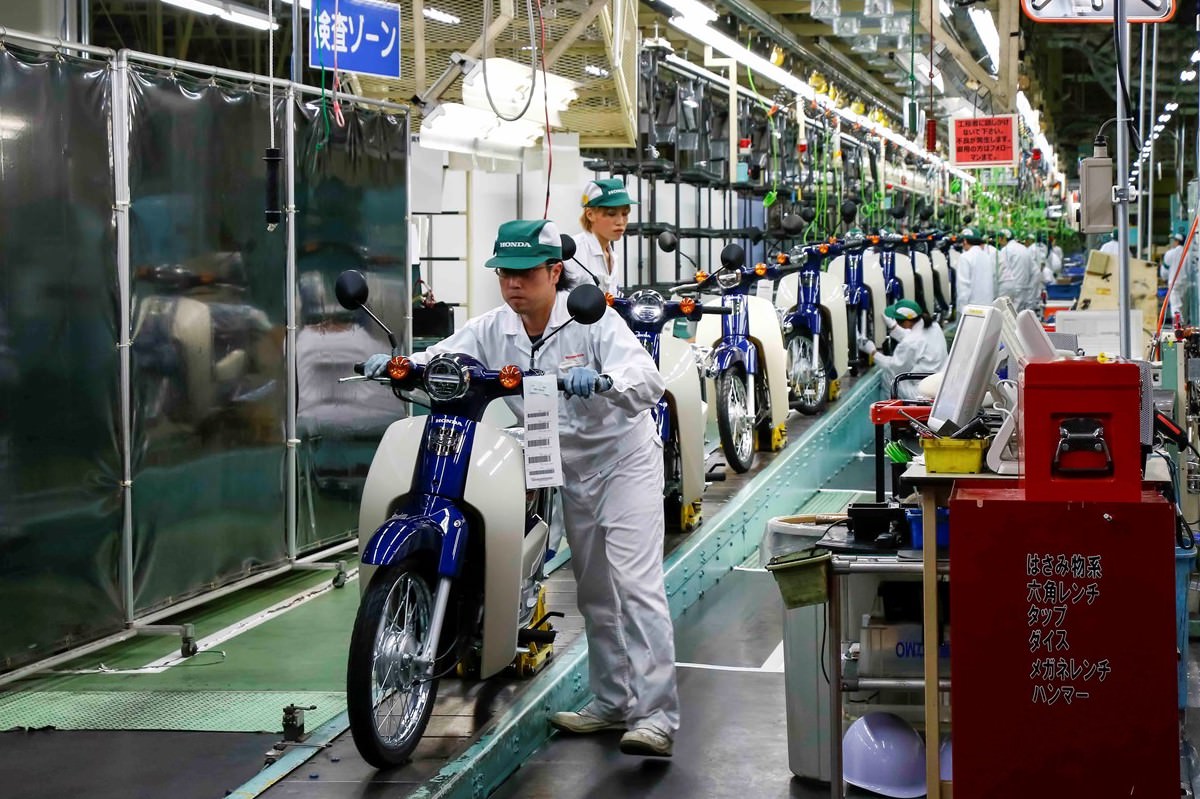 На сборочном конвейере Honda в Кумамото На сборочном конвейере Honda в Кумамото