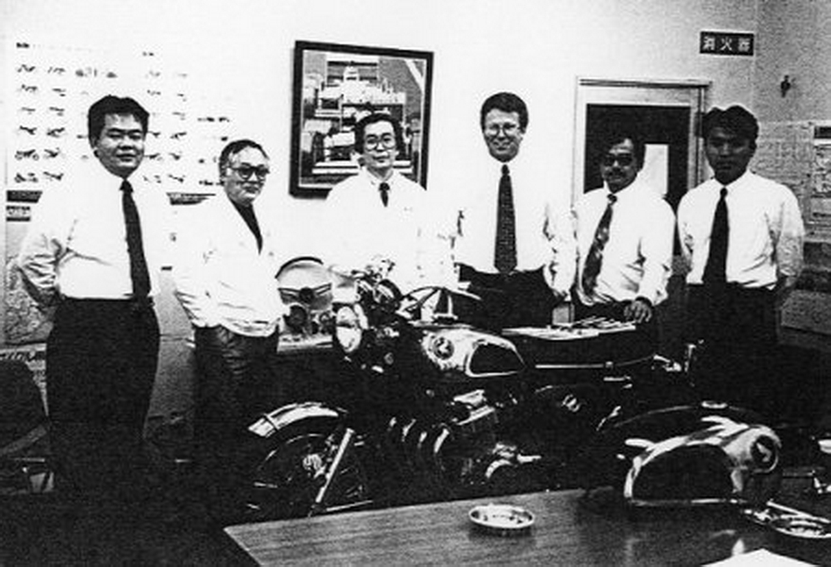 Соитиро Хонда и команда разработчиков с прототипом Honda CB750 Соитиро Хонда и команда разработчиков с прототипом Honda CB750