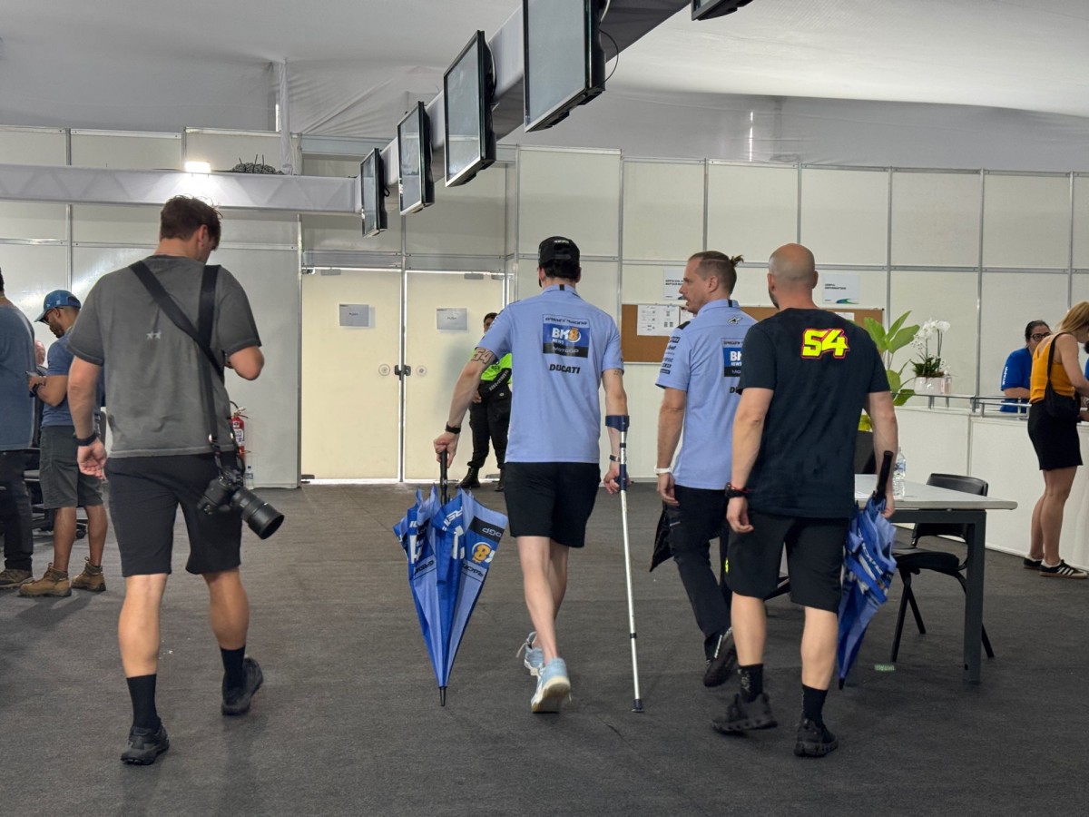 Фермин Альдегер перемещается по паддоку с помощью такого вот костыля и заметно хромает Фермин Альдегер перемещается по паддоку с помощью такого вот костыля и заметно хромает