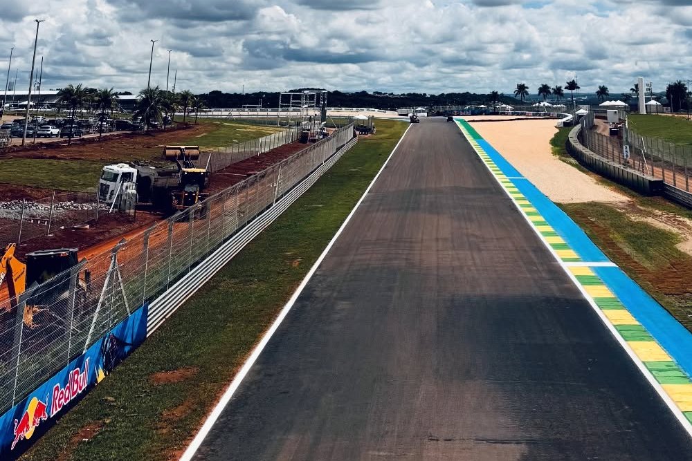 Отсутствие сервисных дорожек на автодроме им. Айртона Сенны Отсутствие сервисных дорожек на автодроме им. Айртона Сенны