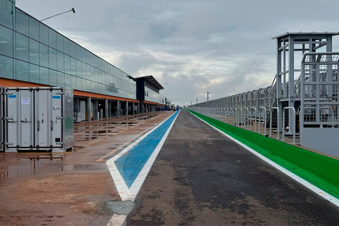 Пит-лейн в грязи после подтопления автодрома им. Айртона Сенны Пит-лейн в грязи после подтопления автодрома им. Айртона Сенны