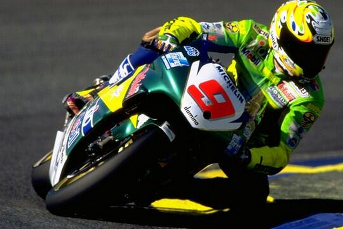 Gresini Honda NSR500 и Алекс Баррош, GP500 (1998) Gresini Honda NSR500 и Алекс Баррош, GP500 (1998)