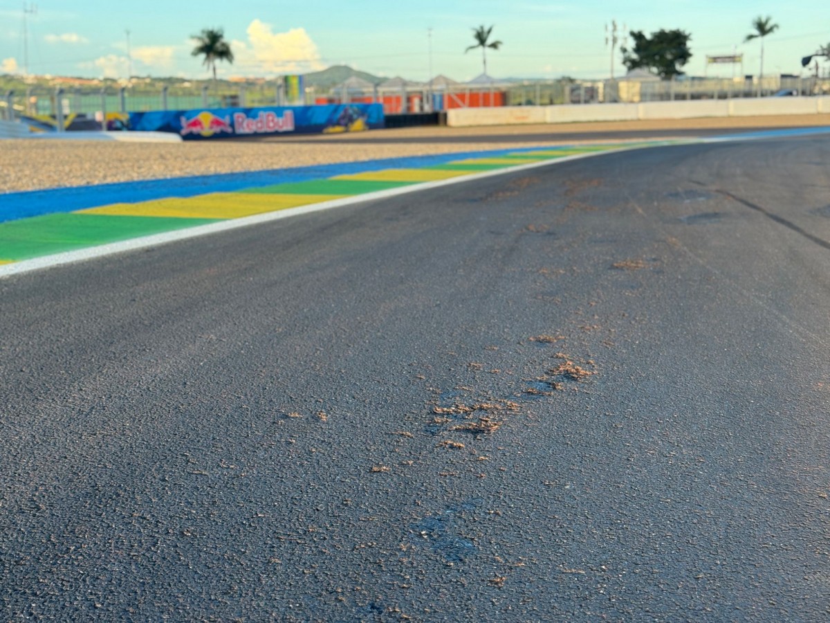 Откуда песок на трассе? Из-под асфальта! Откуда песок на трассе? Из-под асфальта!