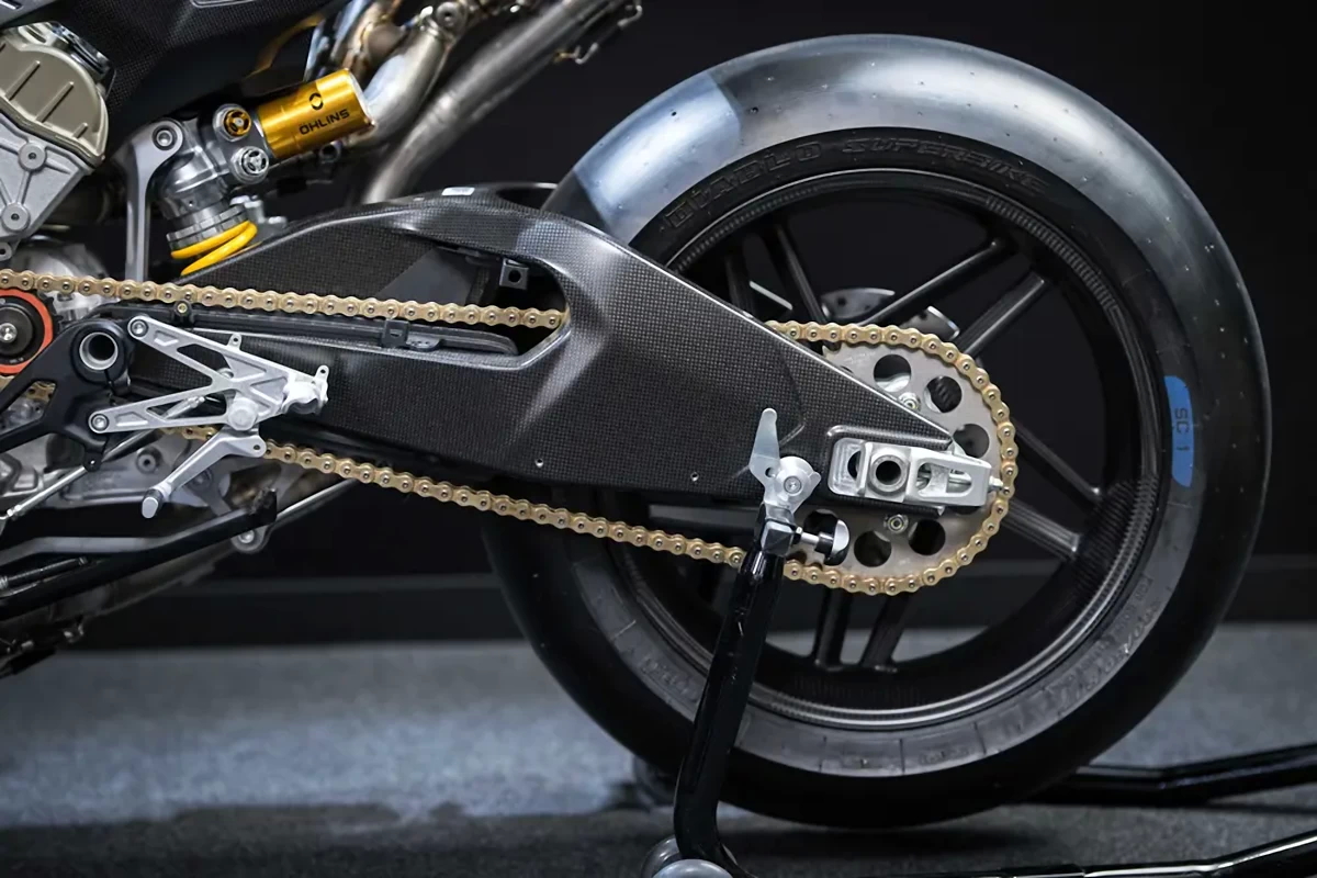 Карбоновый маятник Ducati Superleggera V4 Centenario Карбоновый маятник Ducati Superleggera V4 Centenario