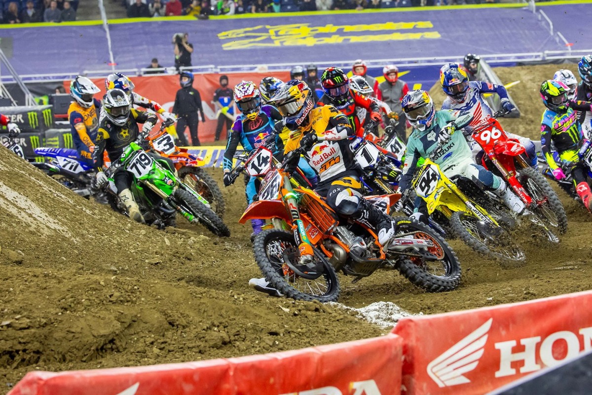 Старт главной гонки AMA Supercross 450SX в Детройте Старт главной гонки AMA Supercross 450SX в Детройте