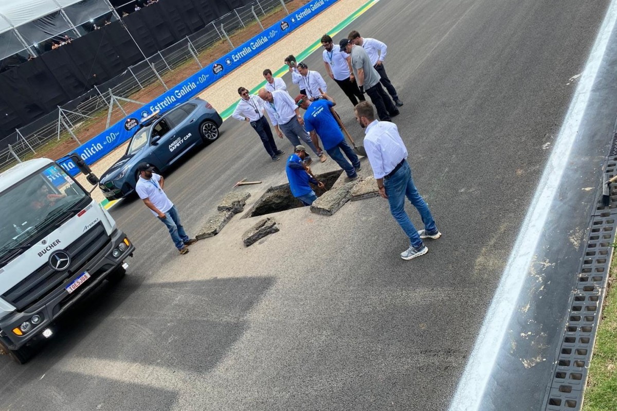 Срочные работы по ремонту дыры в асфальта на главной прямой Автодрома Айртона Сенны Срочные работы по ремонту дыры в асфальта на главной прямой Автодрома Айртона Сенны
