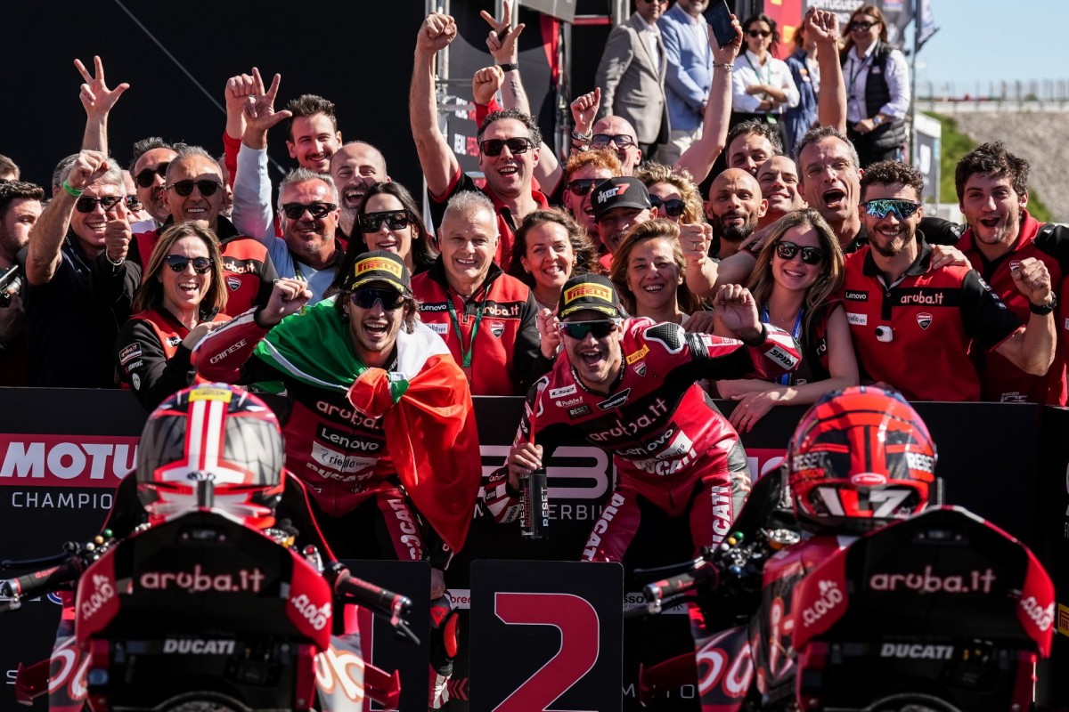 Пилоты Aruba.it Racing WorldSBK снова вместе на подиуме, но теперь это Булега и Лекуона Пилоты Aruba.it Racing WorldSBK снова вместе на подиуме, но теперь это Булега и Лекуона