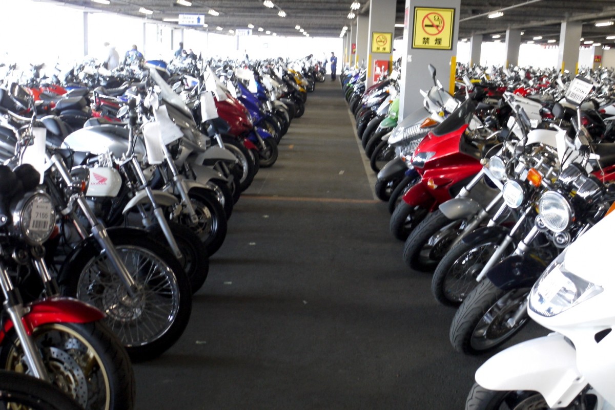 Площадка одного из мотоаукционов в Японии Площадка одного из мотоаукционов в Японии