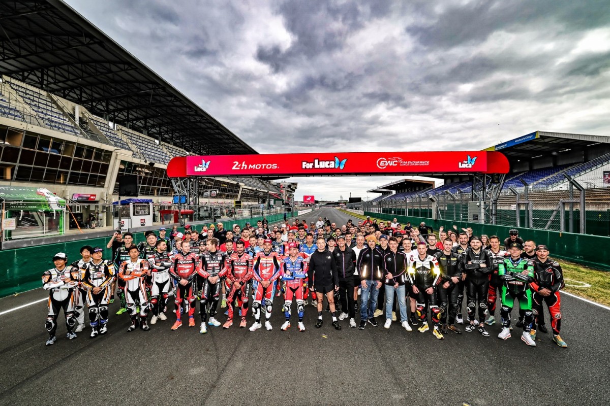 Фотосессия перед началом уикенда в Ле-Мане: в память о Луке, погибшем сыне Сильвана Гвинтоли Фотосессия перед началом уикенда в Ле-Мане: в память о Луке, погибшем сыне Сильвана Гвинтоли