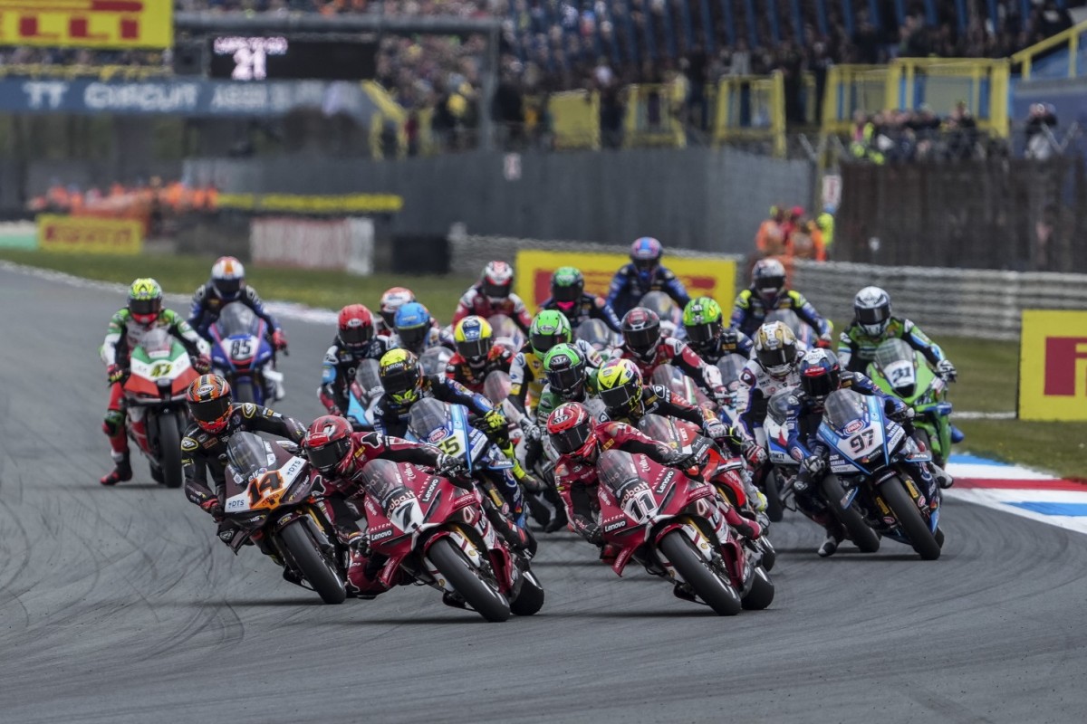 Старт субботней гонки WorldSBK в Ассене Старт субботней гонки WorldSBK в Ассене