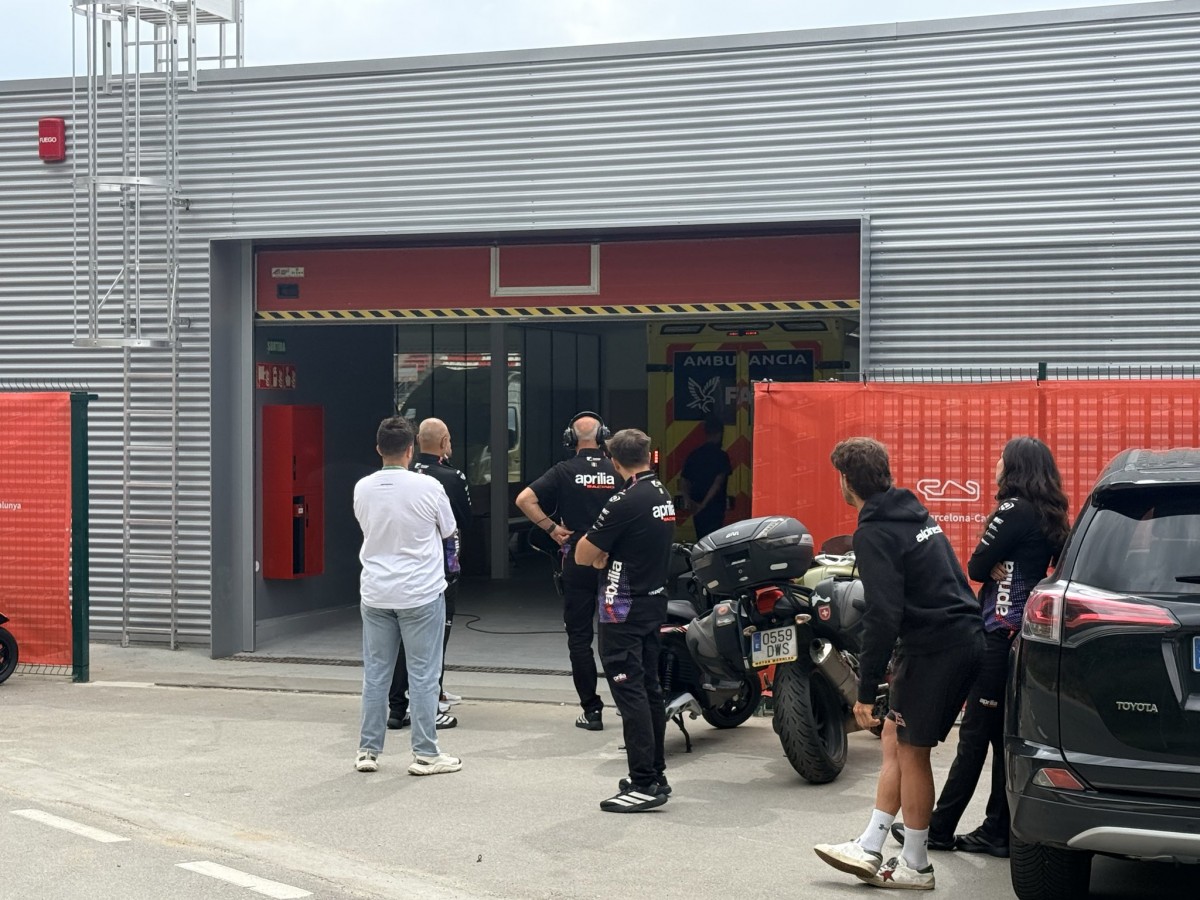 Члены команды Aprilia Racing напряженно следят за ситуацией в медцентре Монтмело Члены команды Aprilia Racing напряженно следят за ситуацией в медцентре Монтмело