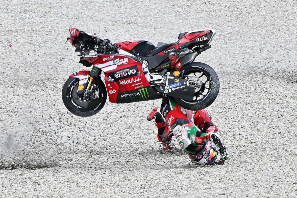 Левая нога Жоана Зарко застряла между колесом и подрамником Ducati Баньяи Левая нога Жоана Зарко застряла между колесом и подрамником Ducati Баньяи