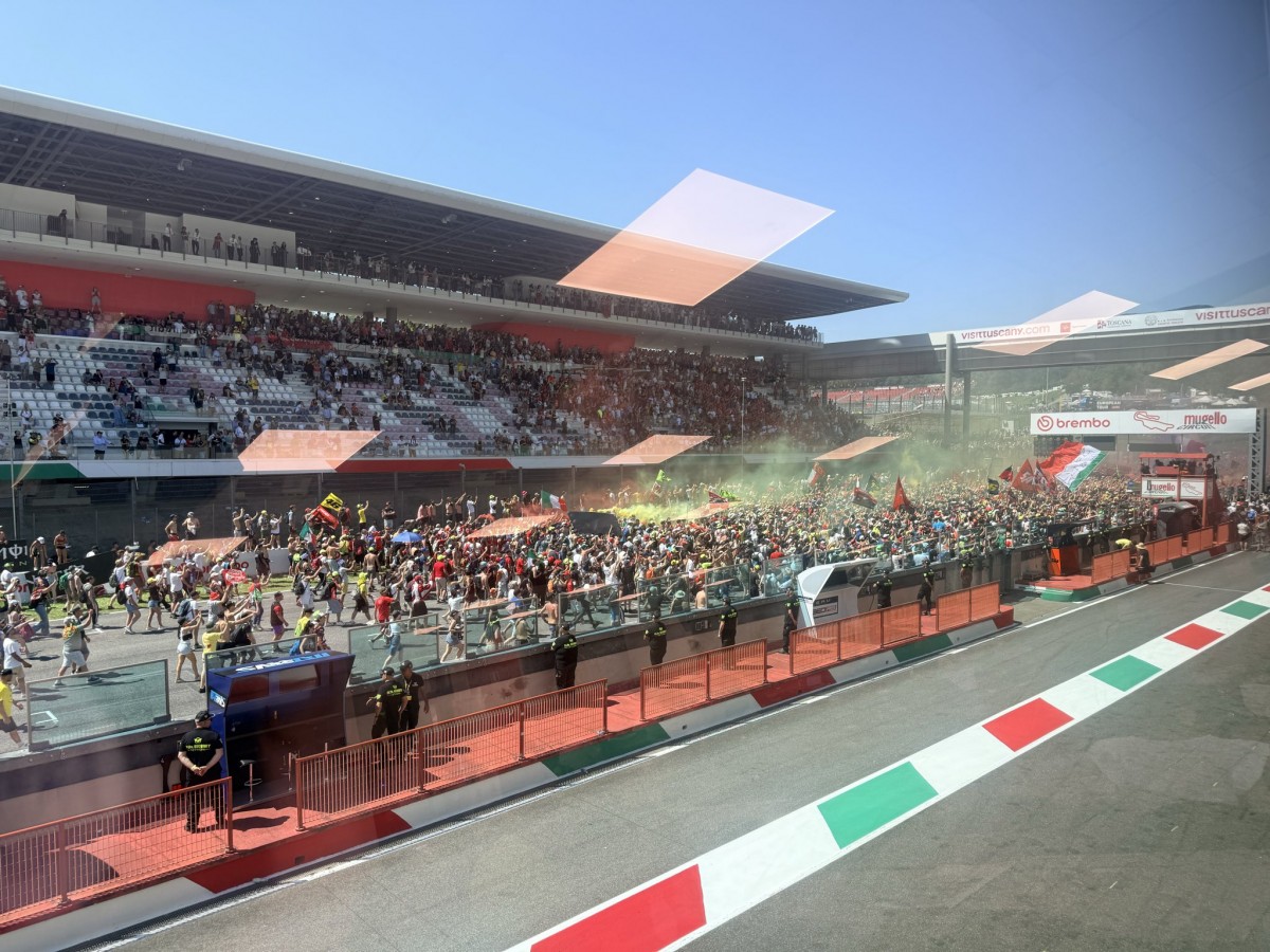 Стартовая прямая Mugello Circuit вновь собрала рекордную толпу фанатов, как во времена Валентино Росси Стартовая прямая Mugello Circuit вновь собрала рекордную толпу фанатов, как во времена Валентино Росси