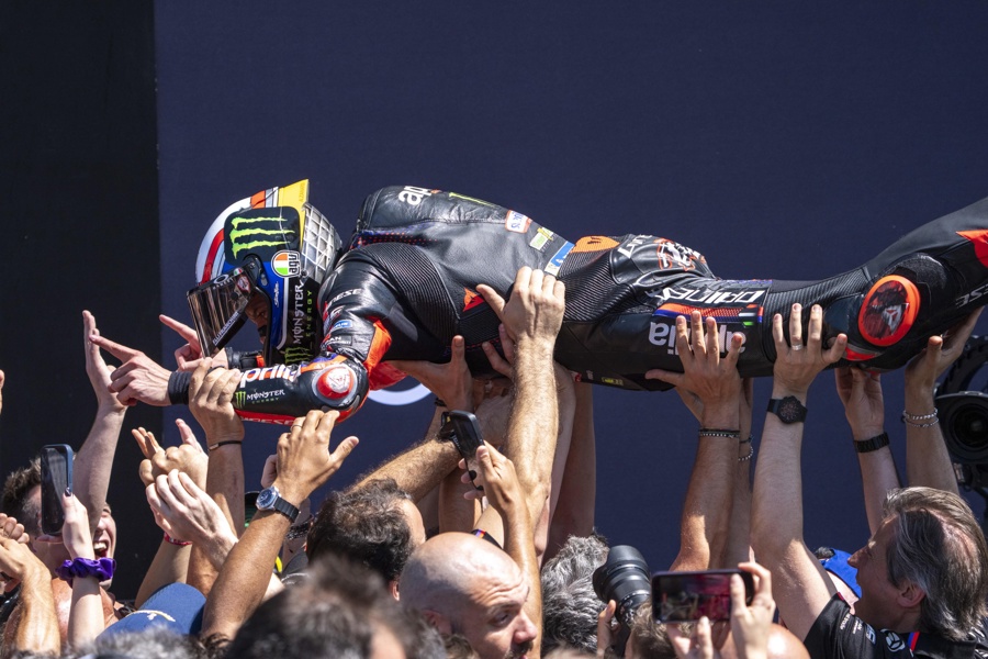 Aprilia Racing снова носила на руках Марко Беццекки, но теперь уже как своего флагмана Aprilia Racing снова носила на руках Марко Беццекки, но теперь уже как своего флагмана