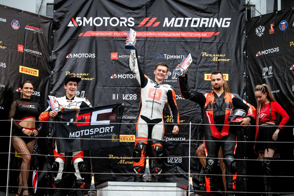 Пилоты DC Motosport - Игорь Беляков и Марат Османов возглавляют подиум SSP300 Пилоты DC Motosport - Игорь Беляков и Османов возглавляют подиум SSP300