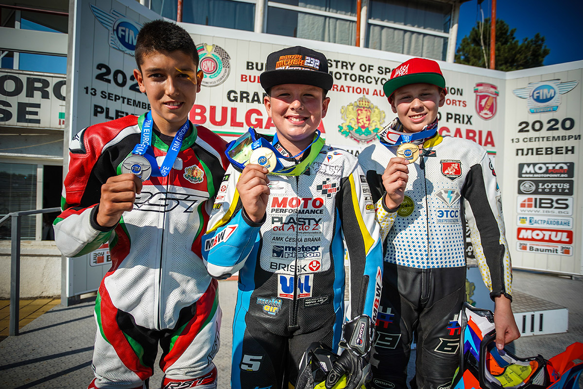 Справа на фото: 9-летний Иван Мосин, бронзовый призер чемпионата Европы по супермото 2020 года Справа на фото: 9-летний Иван Мосин, бронзовый призер чемпионата Европы по супермото 2020 года