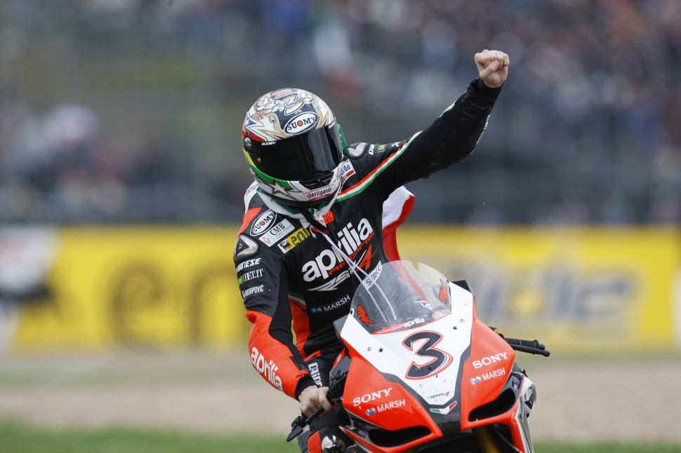Макс Бьяджи, чемпион World Superbike 2010 года под руководством Франческо Гвидотти Макс Бьяджи, чемпион World Superbike 2010 года под руководством Франческо Гвидотти