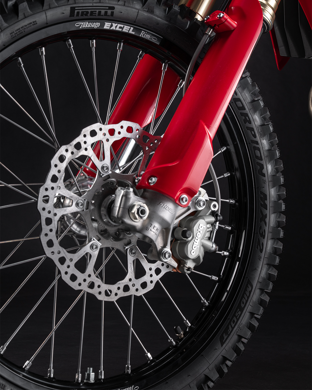 Ducati Desmo250 MX: вилка Showa, тормоза Brembo, диски GALFER Ducati Desmo250 MX: вилка Showa, тормоза Brembo, диски GALFER