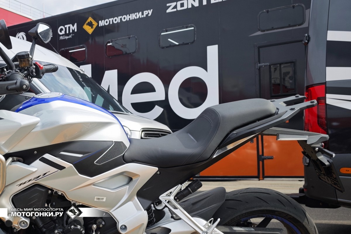Zontes 703T: сиденье глубокое, мягкое и без каких-либо степеней свободы Zontes 703T: сиденье глубокое, мягкое и без каких-либо степеней свободы