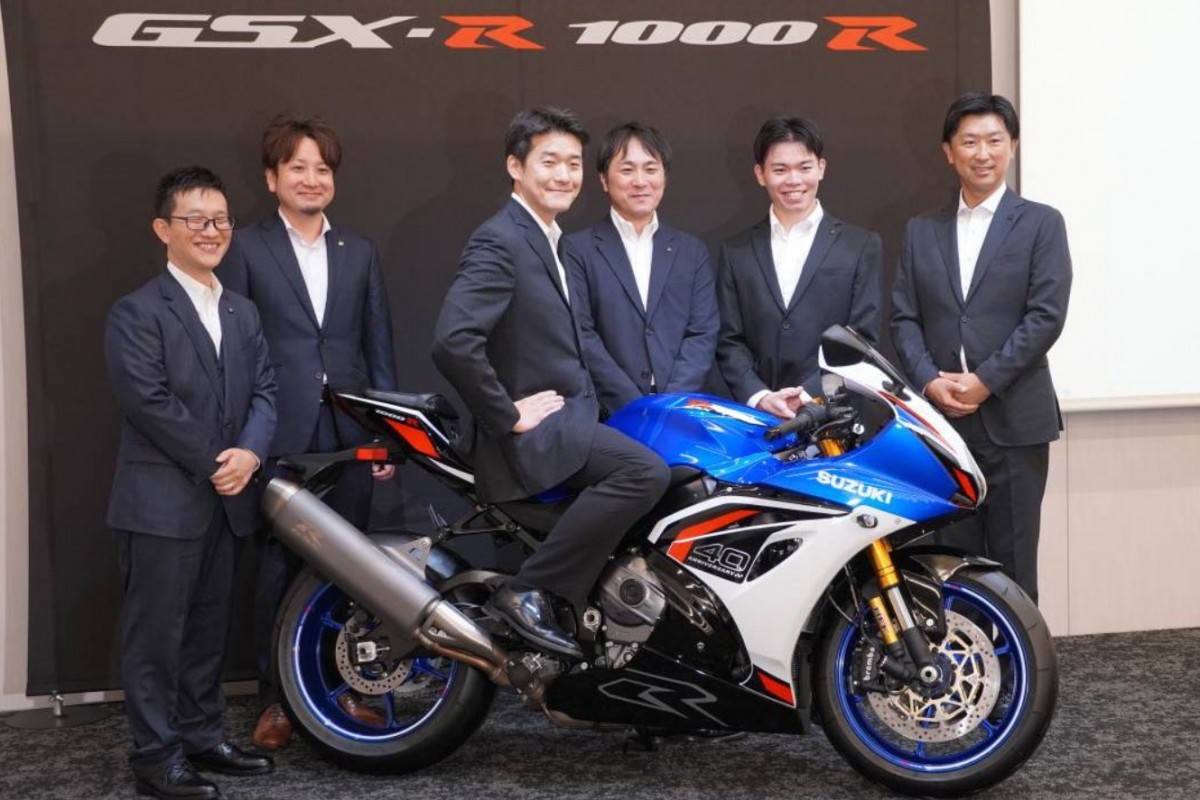 Группа разработчиков Suzuki GSX-R1000R гордо представляет обновку Группа разработчиков Suzuki GSX-R1000R гордо представляет обновку