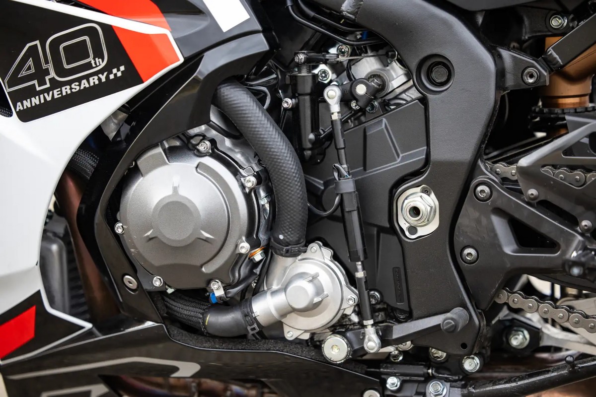 Двигатель Suzuki GSX-R1000R (2027) Двигатель Suzuki GSX-R1000R (2027)