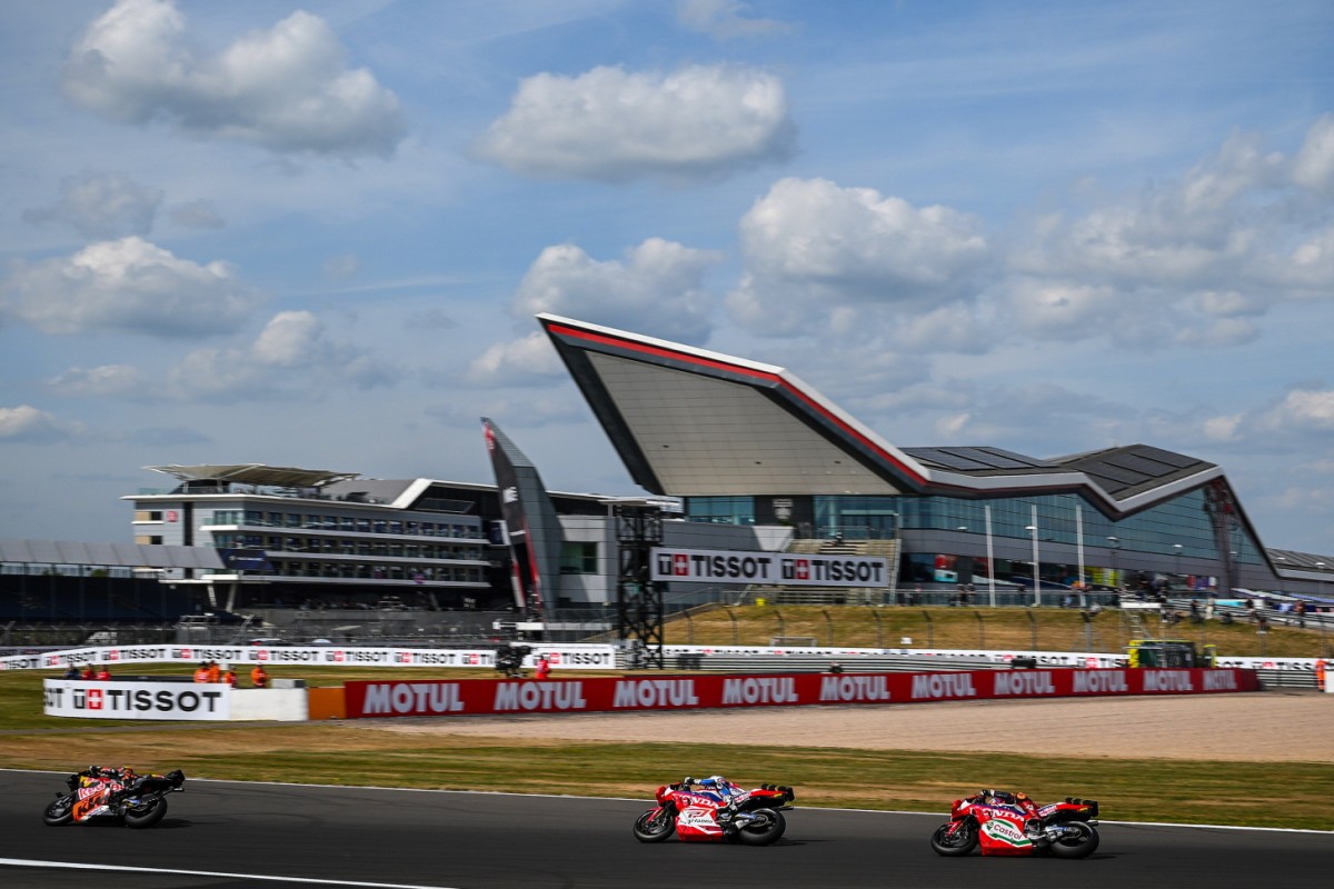 Silverstone Wing: новый паддок, построенный в 2011 году Silverstone Wing: новый паддок, построенный в 2011 году