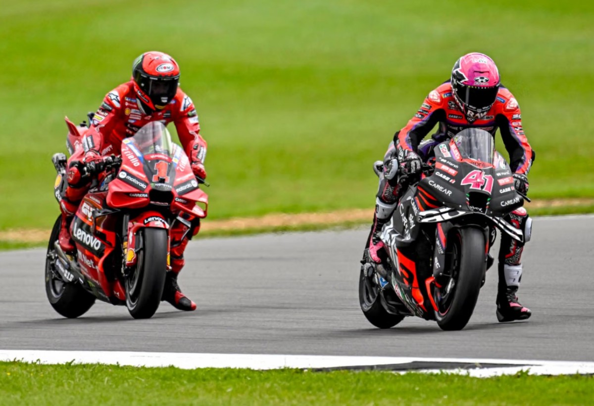 Именно в Сильверстоуне Алеш Эспаргаро на Aprilia побил действующего чемпиона Ducati Пекко Баньяю Именно в Сильверстоуне Алеш Эспаргаро на Aprilia побил действующего чемпиона Ducati Пекко Баньяю